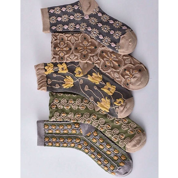 Cozy Textured Mid Length Floral Socks Set - Picture 4 of 4